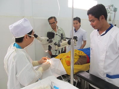 Thầy thuốc Việt Nam trực tiếp phẫu thuật mắt cho bệnh nhân tỉnh Sê Koong